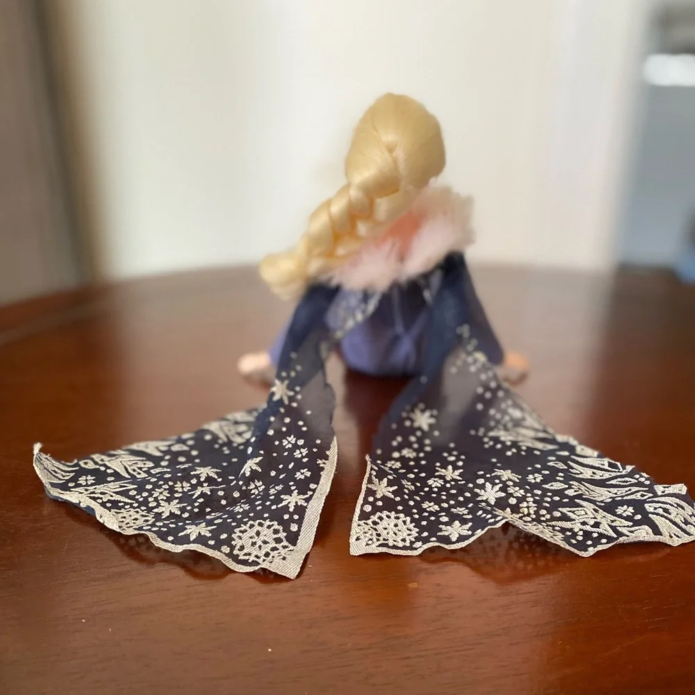 Disney Store Olaf's Frozen Adventure Elsa Doll